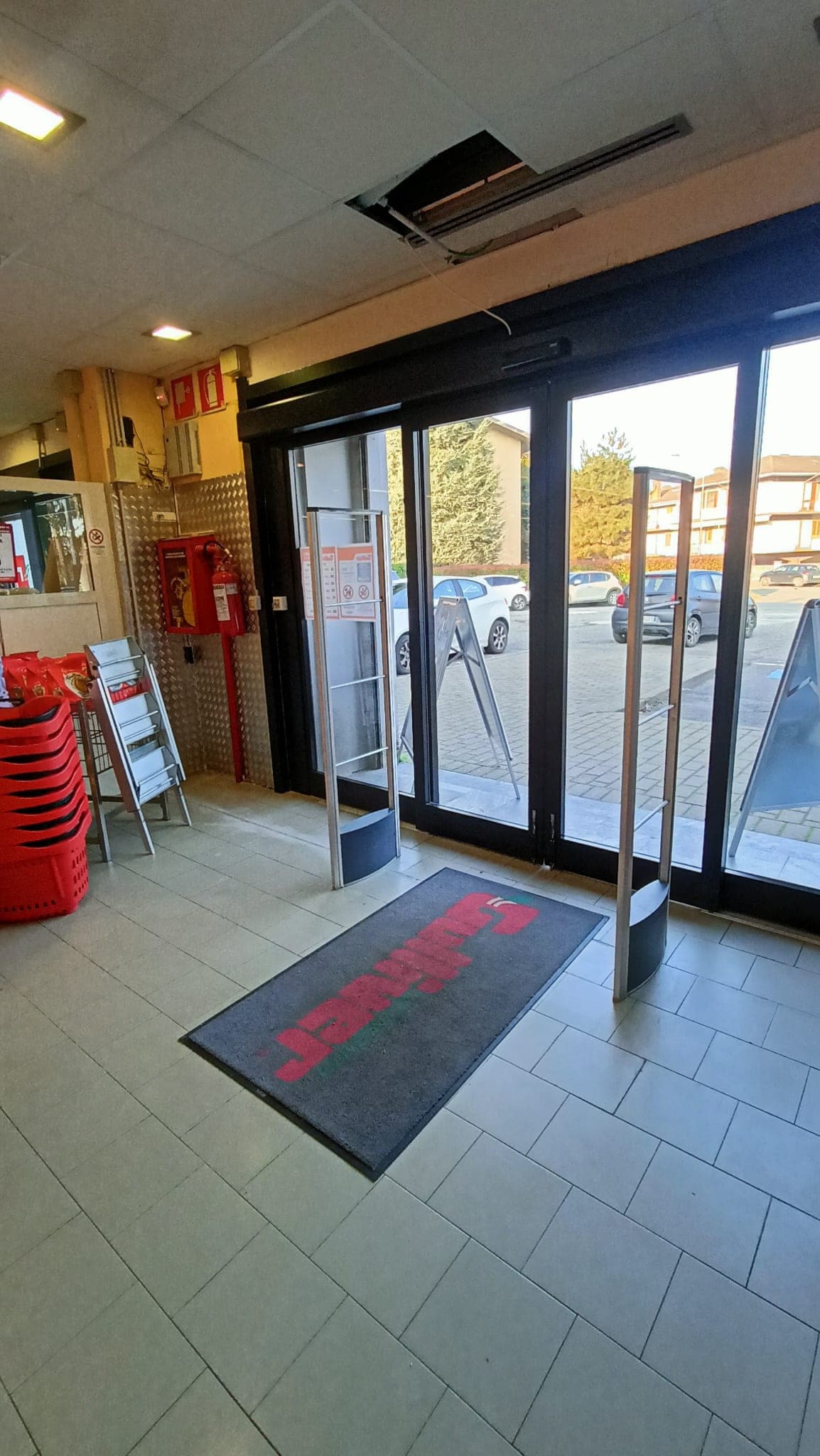 Corsia retail con controllo antitaccheggio RF