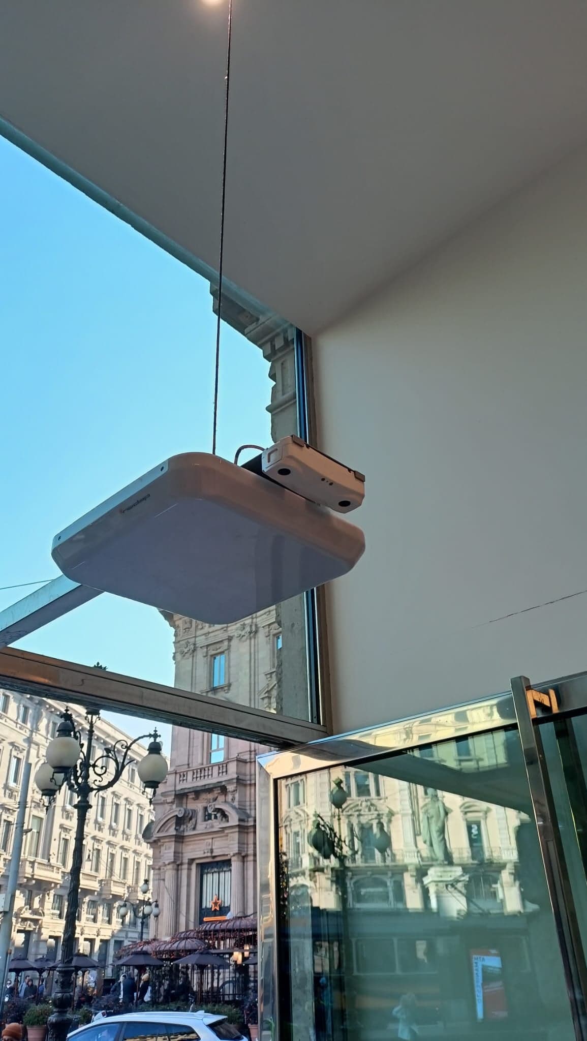Sensore contapersone Count-Me installato a soffitto in un negozio