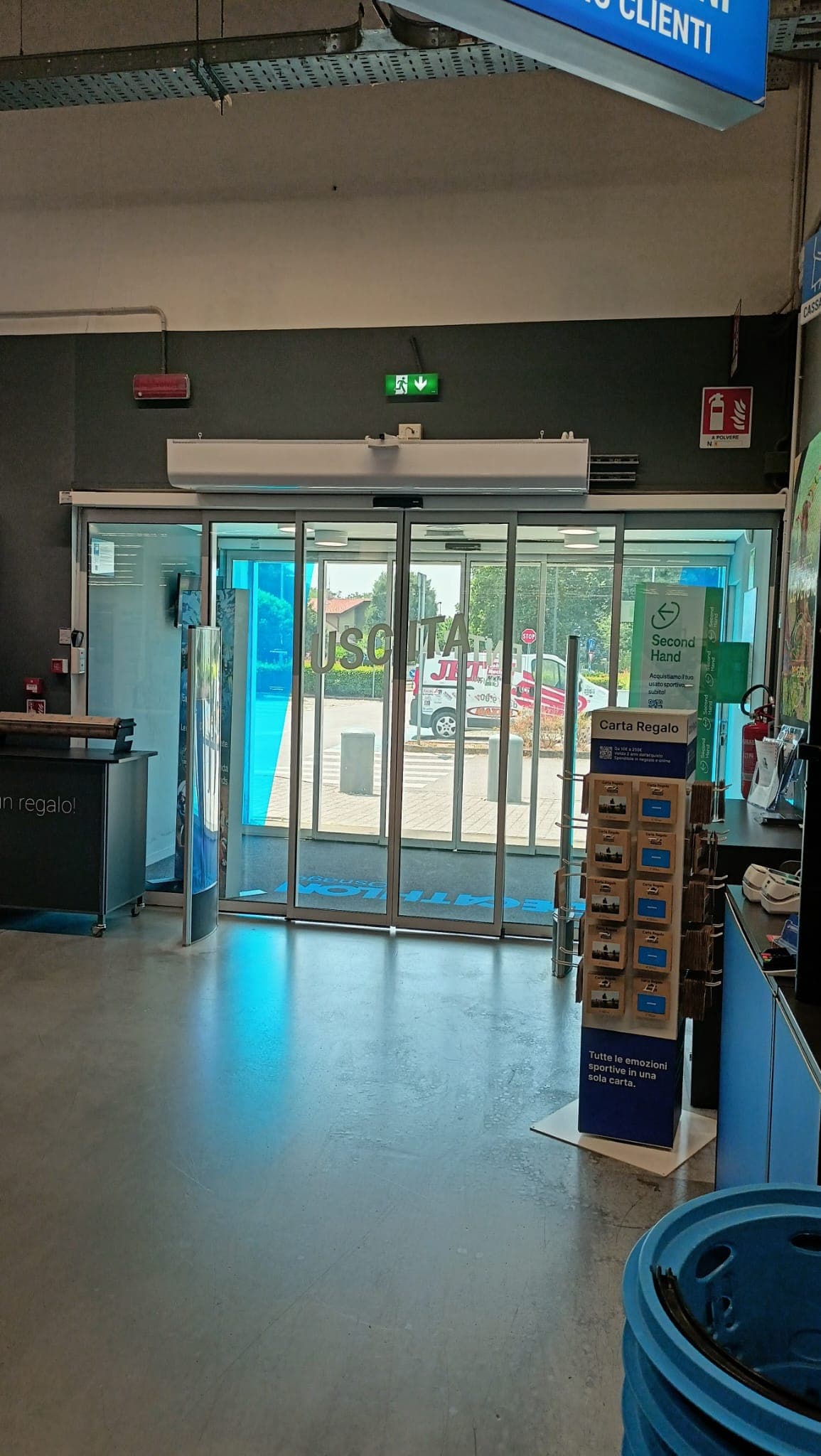 Ingresso di un negozio di articoli sportivi con varchi e sensori