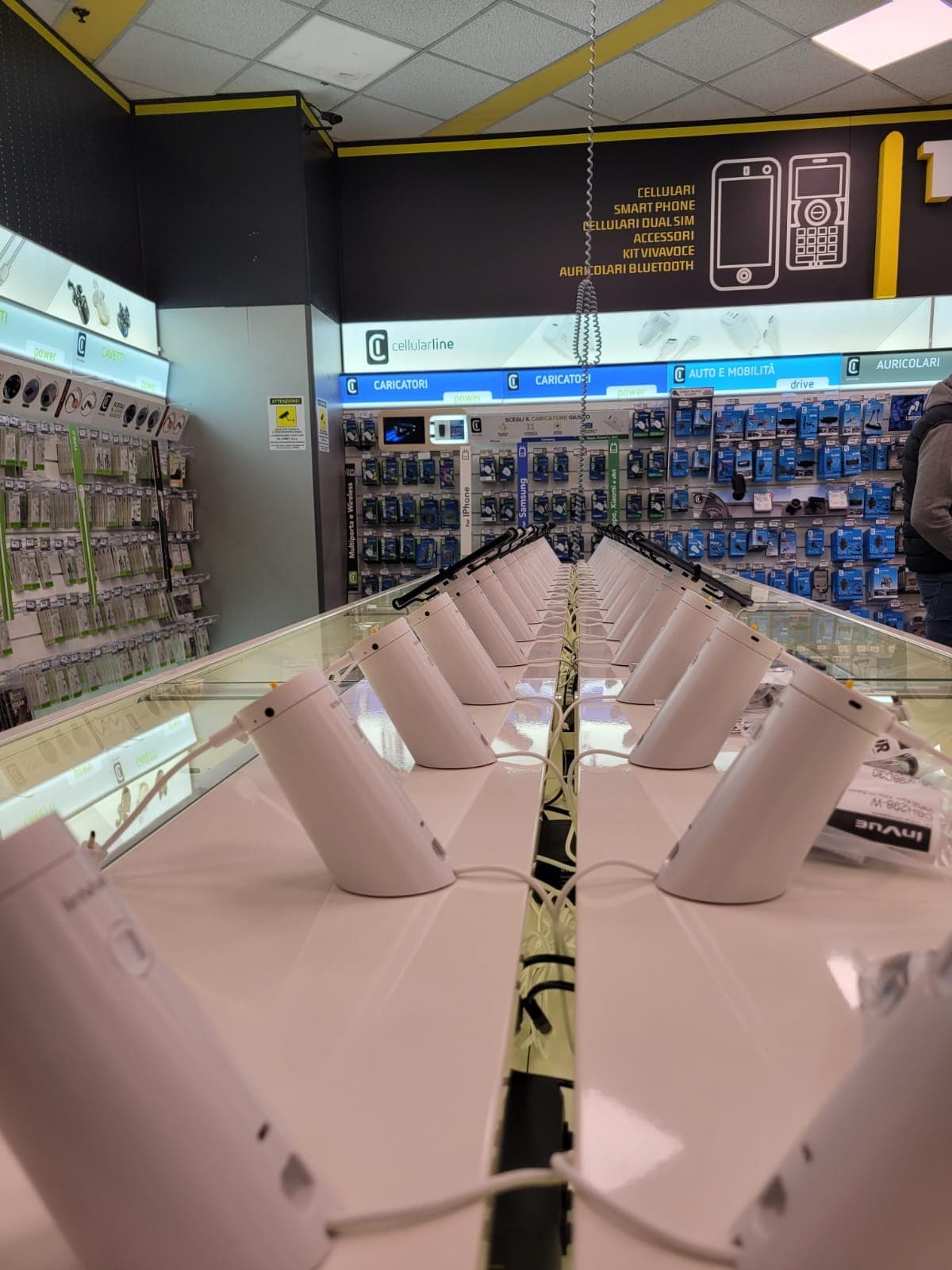 Dispositivi retail esposti con sistema di sicurezza libero tocco