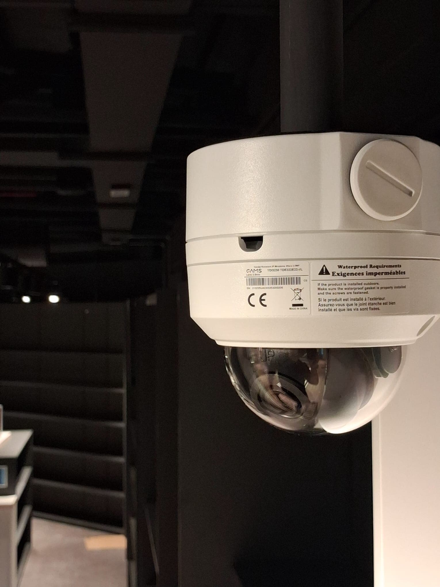 Telecamera dome installata nel soffitto di un negozio